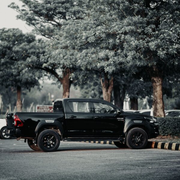 Toyota Hilux negra de costado