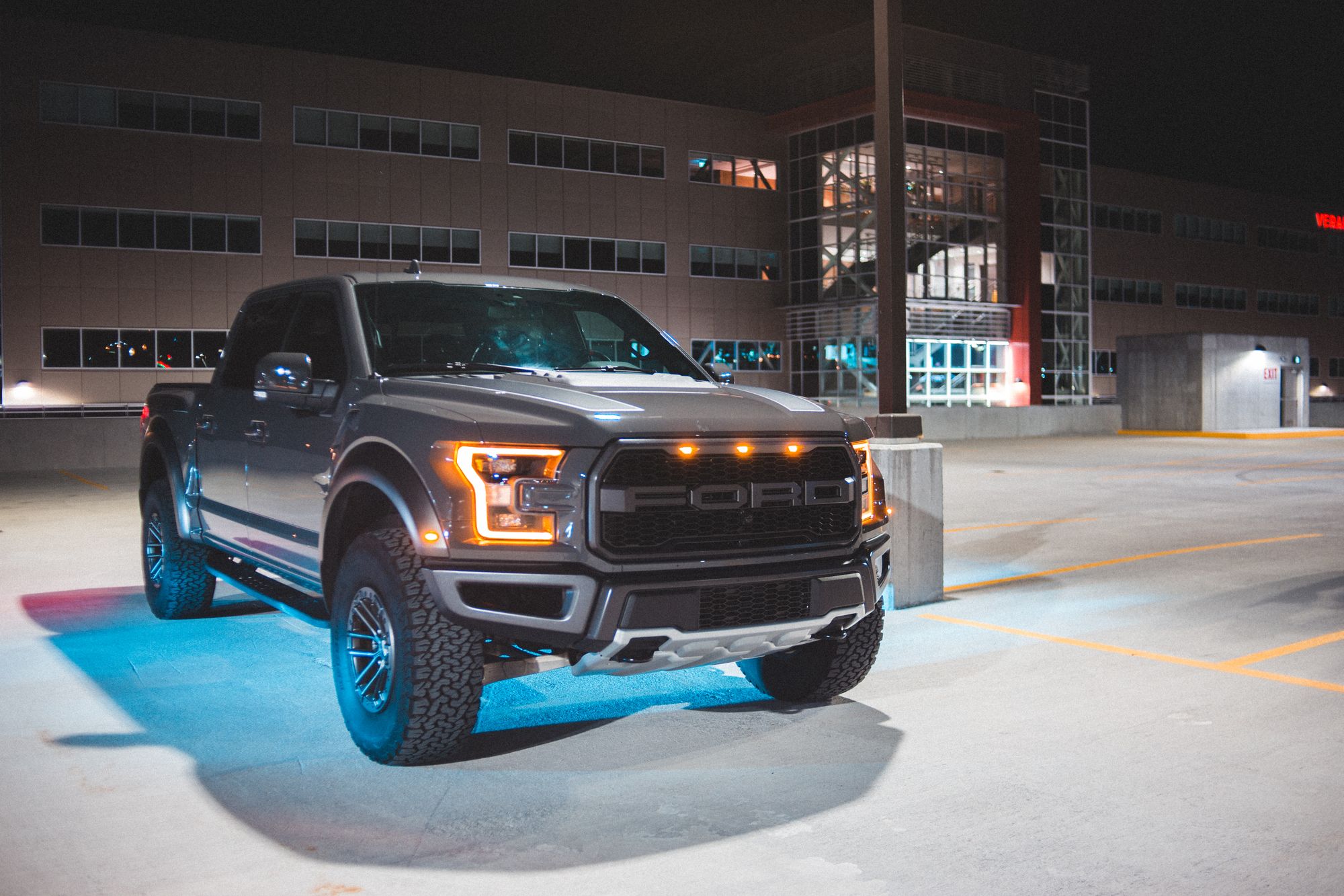 Pickup de noche con luces encendidas