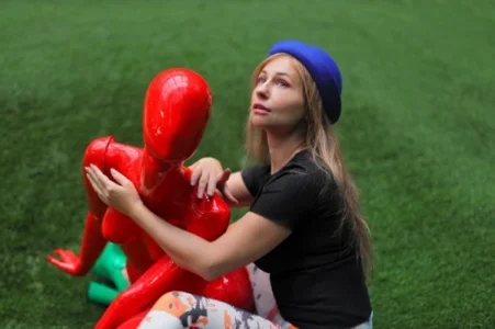 Joven mujer abrazando un maniquí