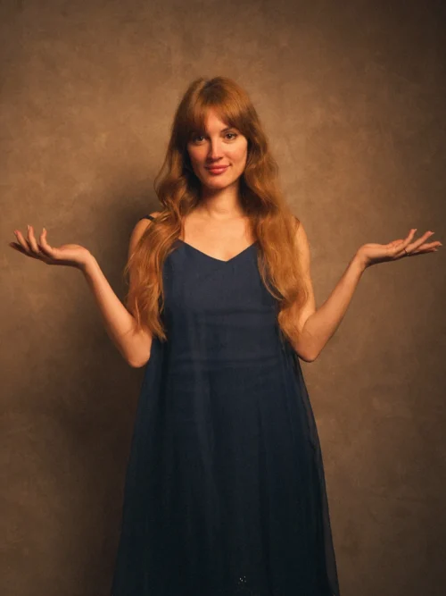 Yanina Bacigalupo de frente y con vestido