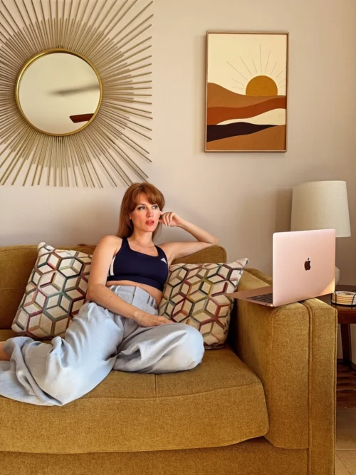 Yanina Bacigalupo sentada en un sillón